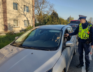 policjant przy wykorzystaniu alco-blow bada kierowce na trzeźwość