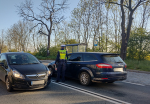 policjant przy wykorzystaniu alco-blow bada kierowce na trzeźwość