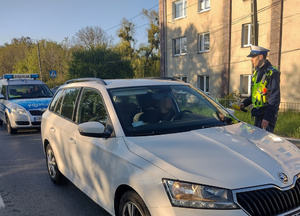 policjant przy wykorzystaniu alco-blow bada kierowce na trzeźwość