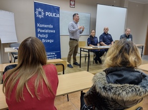 policjanci rozmawiają ze studentami