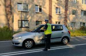 policjant kontroluje stan trzeźwości