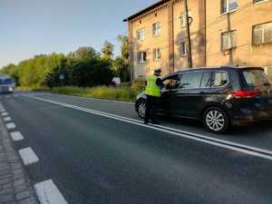 policjant kontroluje stan trzeźwości