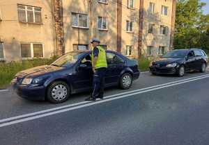 policjant kontroluje stan trzeźwości