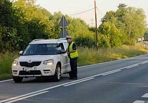 policjant kontroluje stan trzeźwości