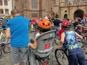 Osób dorosłych i dzieci w sportowych strojach i z rowerami