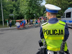 policjanci zabezpieczają przejazd rowerzystów