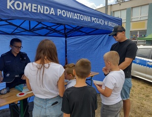 policjantka i dzieci podczas festynu rodzinnego