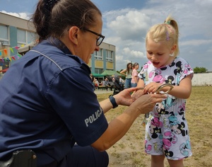 policjantka rozmawia z dziewczynką