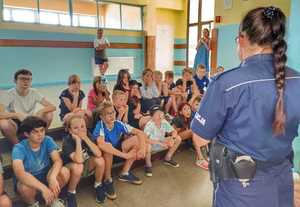 policjantka prowadzi z dziećmi zajęcia