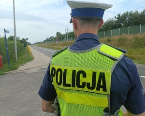 policjant w żółtej kamizelce