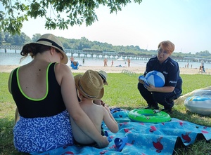 policjantka na plaży rozmawia z dziećmi