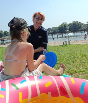 policjantka na plaży rozmawia z dziećmi