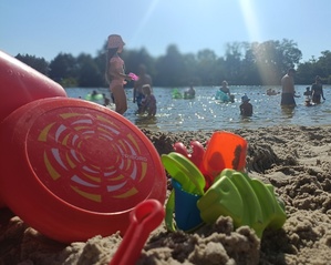 na plaży zabawki do piasku