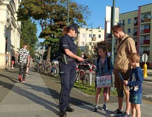 przejście dla pieszych, mężczyzna z dziećmi, policjantka