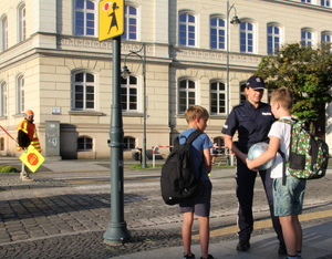 przejście dla pieszych, chłopcy z plecakami, policjantka