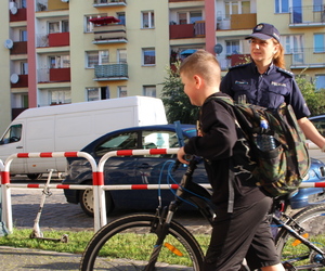 chłopiec na rowerze, policjantka