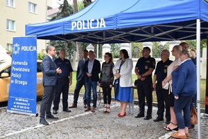 umundurowani policjanci, mężczyźni i kobiety rozmawiają