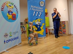 dziewczynka i policjantka rozmawiają przez telefon