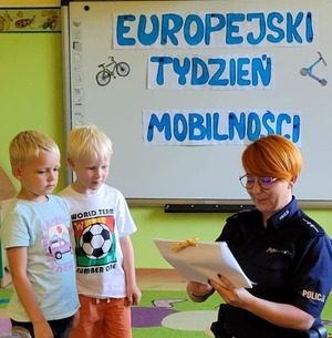 uśmiechnięta policjantka dwoje dzieci