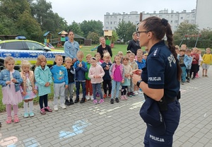 policjantka rozmawia z dziećmi