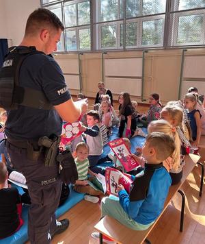 policjant rozmawia z dziećmi