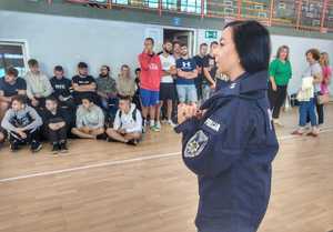 policjantka i duża grupa młodzieży