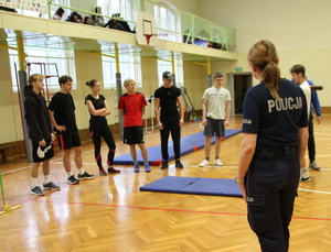 grupa młodzieży i policjanta