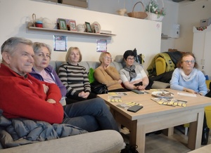grupa starszych osób na spotkaniu