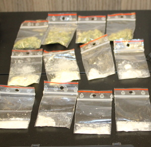 narkotyki na stole  w woreczkach
