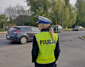 policjantka obserwuje ruch na drodze