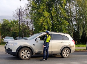 policjantka przy pojeździe