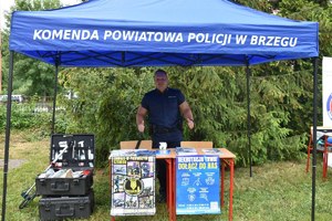 policjant w granatowym mundurze