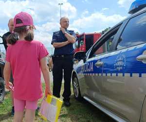 policjant obok radiowozu