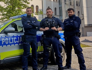 trzech policjantów w mundurach