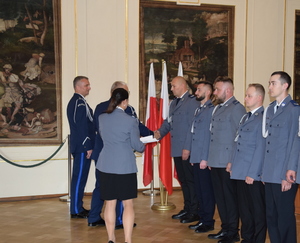 grupa umundurowanych policjantów