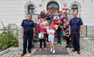 grupa dzieci i policjanci