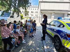 policjantka rozmawia z dziećmi