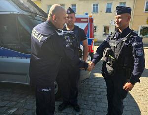 umundurowani policjanci rozmawiają ze sobą