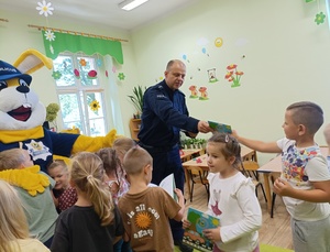 policjant z dziećmi w przedszkolu