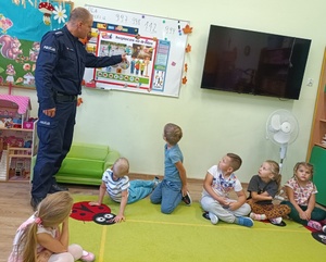 policjant rozmawia z grupą dzieci