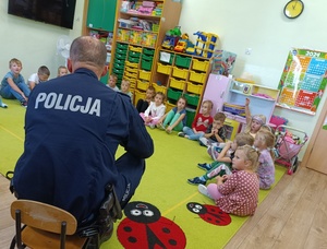 policjant rozmawia z grupą dzieci