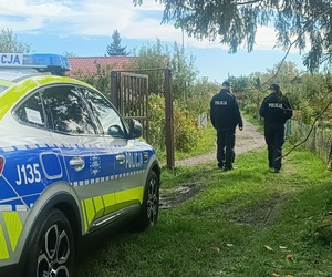 policjanci i radiowóz