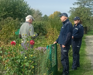 policjanci rozmawiają z seniorem