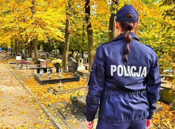 policjantka patroluje aleję