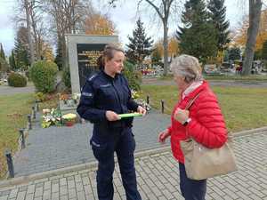 policjantka rozdaje elementy odblaskowe