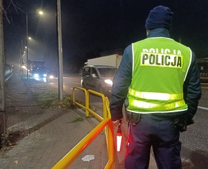 policjant kontroluje ruch drogowy