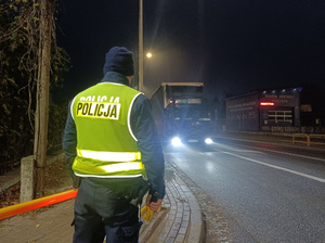 policjant kontroluje ruch drogowy