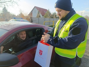 policjant podczas kontroli drogowej