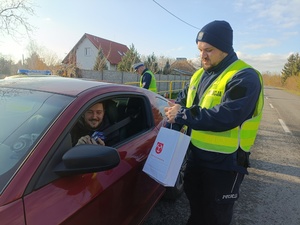 umundurowany funkcjonariusz rozmawia z kierowcą