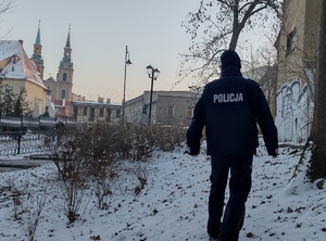 policjant patroluje miasto